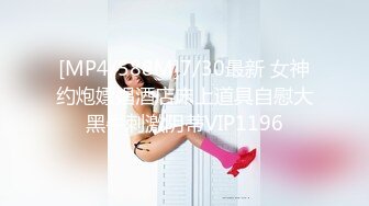 牛仔高跟性感OL美女 尿急还要排长队，前面好心人让给她先上，尿上终于舒了一口气，那神情乖啦！