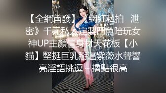 商场女厕全景偷拍 珠宝店黑色美女店员的极品美鲍鱼