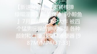 蜜桃臀母狗少妇乖巧听话舔弄大鸡巴，让大哥压在身下无套抽插，激情上位逼推大鸡巴滑进阴道爆草抽插浪叫不止