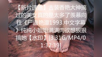 [MP4/ 514M] 熟女阿姨偷情老外 又舔又亲 被无套输出 完事还送阿姨一条裙子 非常开心