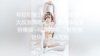 健身房妹子帮健身教练吃鸡